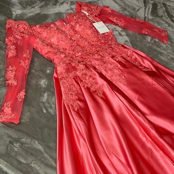Beautiful satin gown - Picture 1 of 3